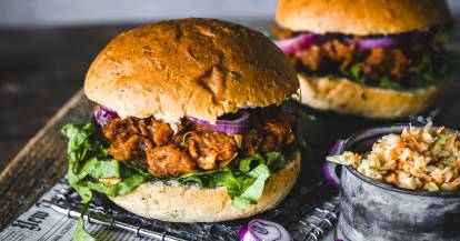 Pulled-BBQ-Jackfruit-Burger mit Coleslaw