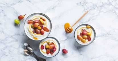 Gedämpfte Trauben auf Joghurt