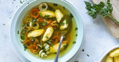 Gemüsesuppe mit Grießklößchen und Gemüse-Allerlei