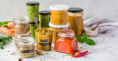 Unterschiedliche Gläser mit bunten Gewürzpasten