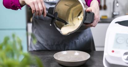 Mit dem Spatel Teig aus dem Topf des Monsieur Cuisine holen