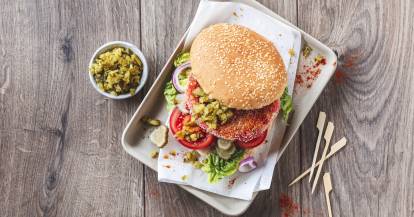 Vegane Burger mit Süßkartoffelpatty und Gurkenchutney