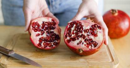 Halbierter Granatapfel auf Holzbrett