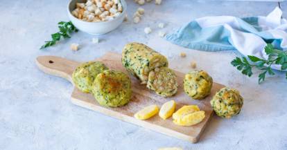 Unterschiedliche Knödel auf Holzbrettchen