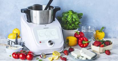 Monsieur Cuisine umgeben von viel Gemüse