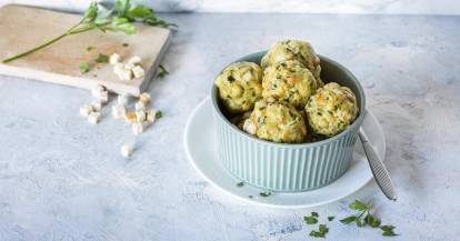 Semmelknödel in Schale auf hellem Untergrund