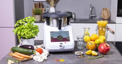 Der Monsieur Cuisine Smart steht auf der Arbeitfläche mgeben von Obst und Gemüse
