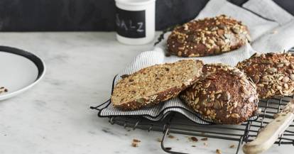 Kernige Low-Carb-Brötchen aus dem Monsieur Cusine liegen auf einem Rost