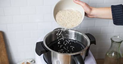 Reis wird in Kocheinsatz gegeben.