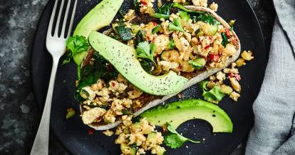 Tofu-Scramble mit Avocado