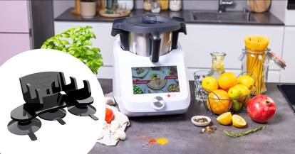 Monsieur Cuisine steht auf einer Arbeitsfläche. Im Vordergrund ist der WunderButler zu sehen.