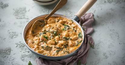 20-Minuten-Gnocchi-Pfanne in einer Pfanne mit Löffel