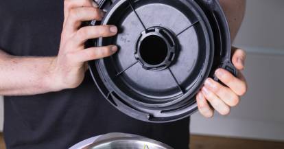 Hände halten Deckel des Monsieur Cuisine