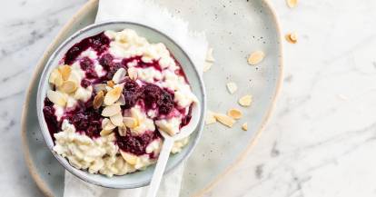 Mandelmilchreis mit Beerenkompott