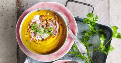 2 Schüsseln mit Süßkartoffelsuppe