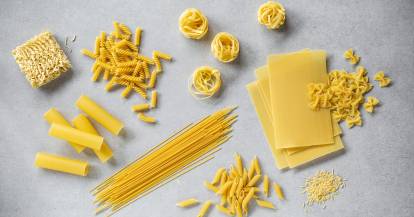 Verschiedene Nudelsorten auf einer Arbeitsfläche ausgebreitet.