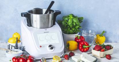 Der Monsieur Cuisine umgeben von Gemüse und Früchten