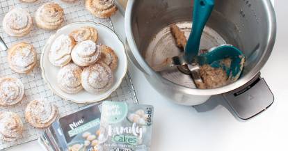 Calotti Drehkellenspatel im Mixbehälter, der restlichen Teig herausschabt.