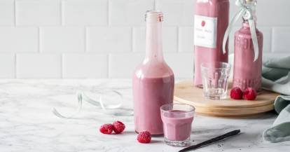 Rosafarbener Himbeer-Eierlikör in einer Flasche