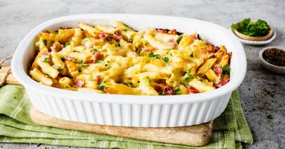 Cremiger-Nudel-Schinken-Gratin in einer Auflaufform.