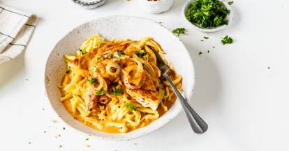 Zwiebel-Cheddar-Hähnchen mit Spätzle