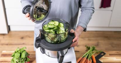 WunderSlicer® schneidet Gurken in Scheiben.