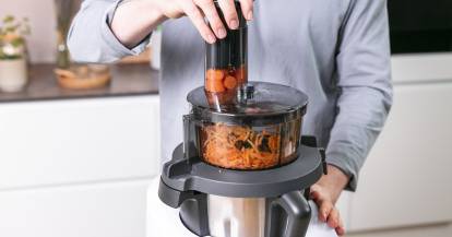 Der WunderSlicer® raspelt Karotten.