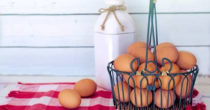 Braune Eier in einem Metallkorb