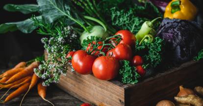 Holzkiste mit buntem Gemüse