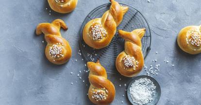 Hefezopfhasen mit Hagelzucker auf Gitter mit Hagelzucker in Schale