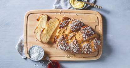 Gebackener Hefezopf mit 3 Strängen