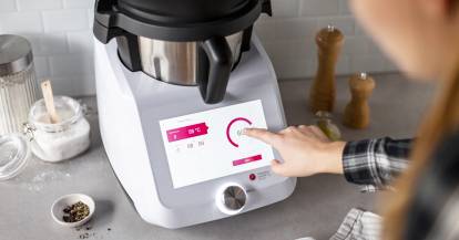 Person, die auf das Display vom Monsieur Cuisine Smart drückt