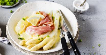 Spargel mit Kartoffeln und Sauce hollandaise