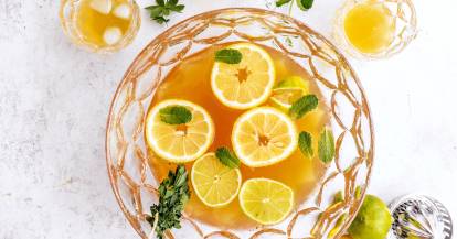 Maibowle in einer Glasschüssel.