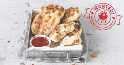 Grillbrote in einem Korb mit Dip