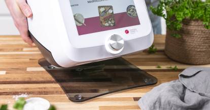 Monsieur Cuisine wird auf den EasySlider® gestellt