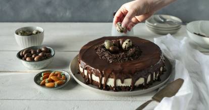 Ostertorte wird dekoriert.