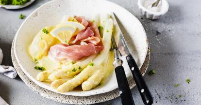 Spargel mit Kartoffeln und Sauce hollandaise