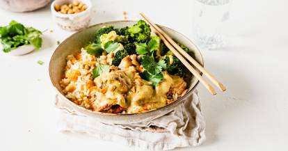 Thai-Hähnchen mit Karotten-Reis und Erdnusssoße
