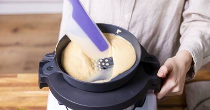 Spätzle-Teig wird mit dem WunderSpatzl in den Mixtopf geschabt.