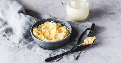 Selbst gemachte Butter in einer Schale