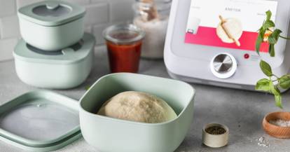 Pizzateig in einer Aufbewahrungsdose