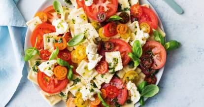 Ravioli-Caprese-Salat mit Basilikum-Pestodressing