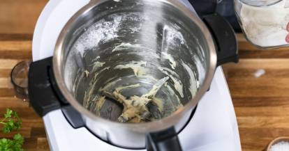 Teigreste kleben im Mixtopf.