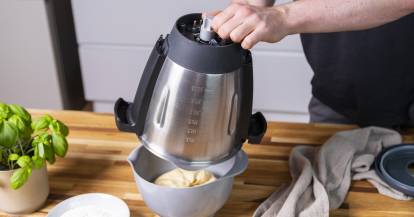 Mit dem TeigTwister wird der Teig aus dem Mixtopf gelöst.