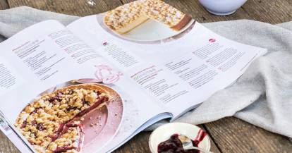 Vorschau der neuen Ausgabe von monsieur cuisine, zu sehen ist eine aufgeschlagene Doppelseite mit Streuselkuchenrezepten