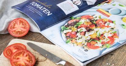 Vorschau der neuen Ausgabe von monsieur cuisine, zu sehen ist eine aufgeschlagene Doppelseite mit Tomatenrezepten