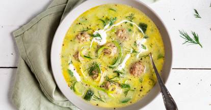 Low-Carb-Zucchinitopf mit Hackbällchen