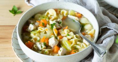 5-Zutaten-Hühnersuppe in einer Schale mit Löffel