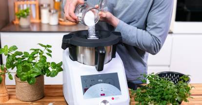 Zutaten im Messbecher des Monsieur Cuisine abwiegen